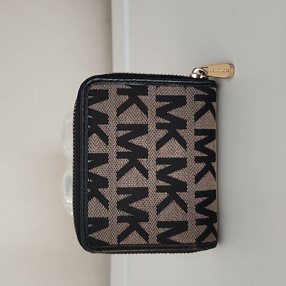 Michael Kors Jet Set Crossbody w/Free MK Wallet - Picture 13 of 15